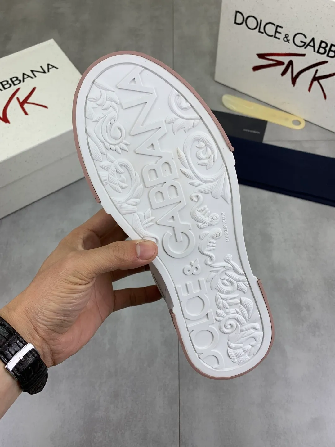 Men's shoes 💰P520 new model (DG-Dolce & Gabbana) latest popular 🔥🔥casual shoes, with brand signature details on the tongue, imported first-layer pebbled cowhide fabric, fashionable and versatile, can add luster to various looks. Create an exquisite design with unique dynamic vitality and modern atmosphere, showing modern elegance. Size: 38-44 (45 46 customized) Color: 4️⃣ colors available
